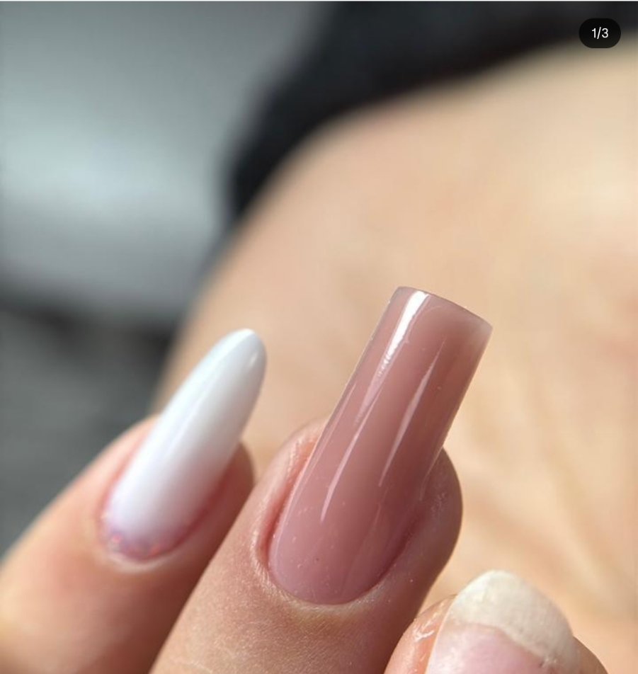 Alongamento de unhas em tom nude e branco
