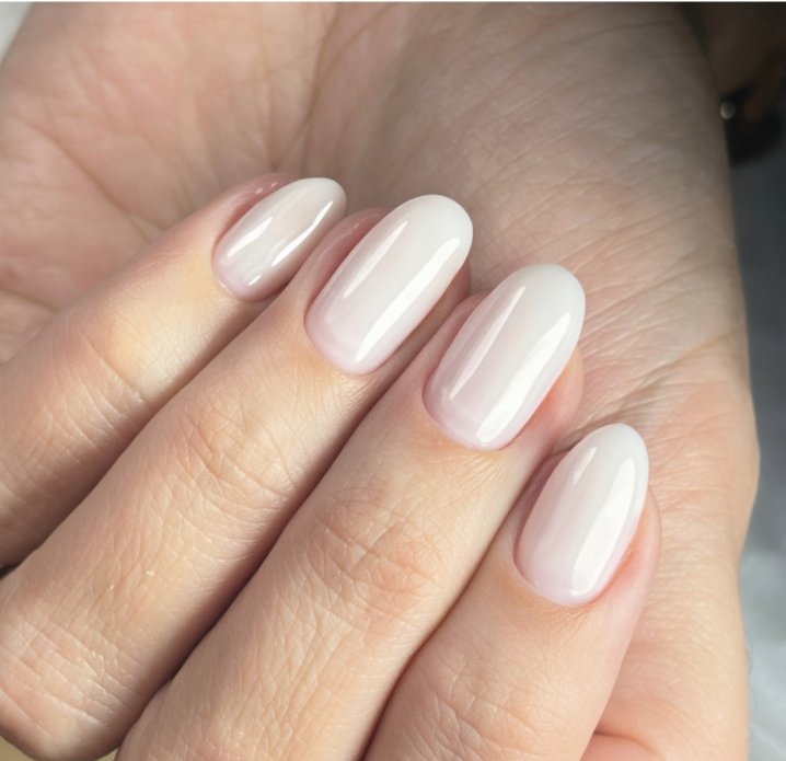 Alongamento de unhas em tom nude leitoso