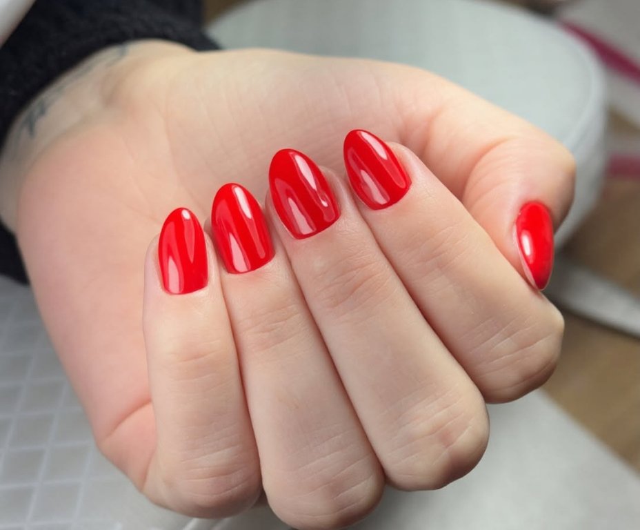 Alongamento de unhas em vermelho